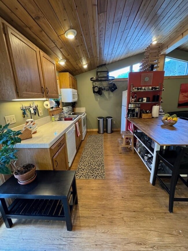 Building Photo - WOOF WOOF!  Come enjoy this pet friendly 3 Bedroom Breckenridge Home!  Hiking Trails and a Clubho...