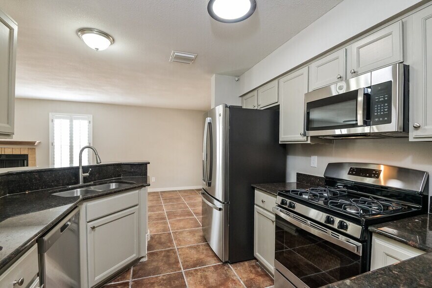 Building Photo - 2571 W Blaine Ct