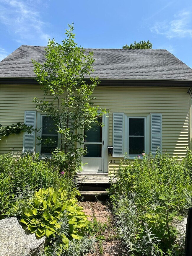 Building Photo - Spacious 4–5 Bedroom Home on French Island – Old Town