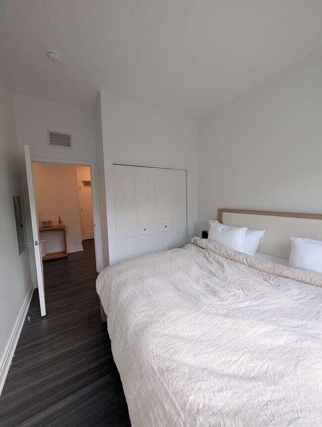 Building Photo - 2300 N Lincoln Park W