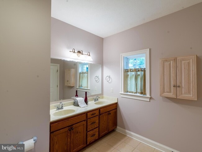 Building Photo - 2616 Greenport Dr