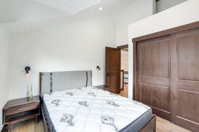 Building Photo - Luxury 3 bedoom/2.5 bathroom Home w/ Hot Tub