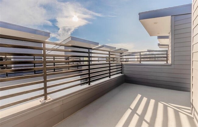 Building Photo - 1118 Galveston Ave