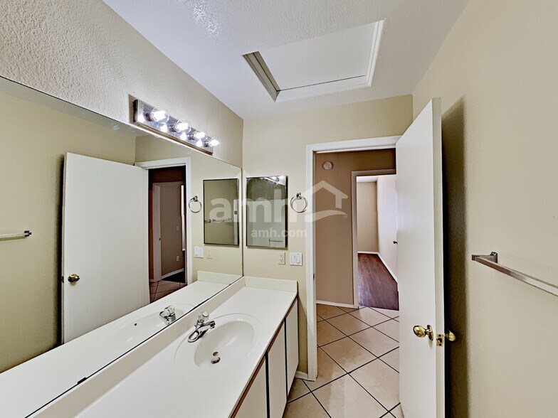 Building Photo - 8418 W Pinchot Ave