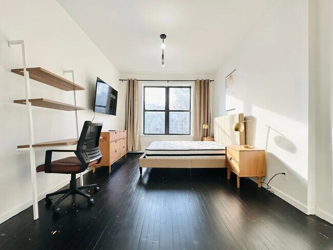 Building Photo - Furnished room/NOT APARTMENT