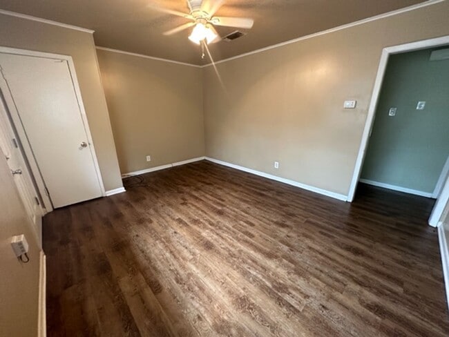 Building Photo - 3 Bed, 1 Bath Bossier Home