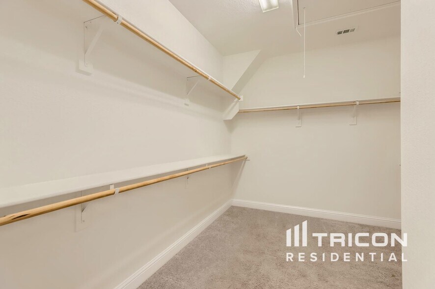 Building Photo - 319 S Hill Dr
