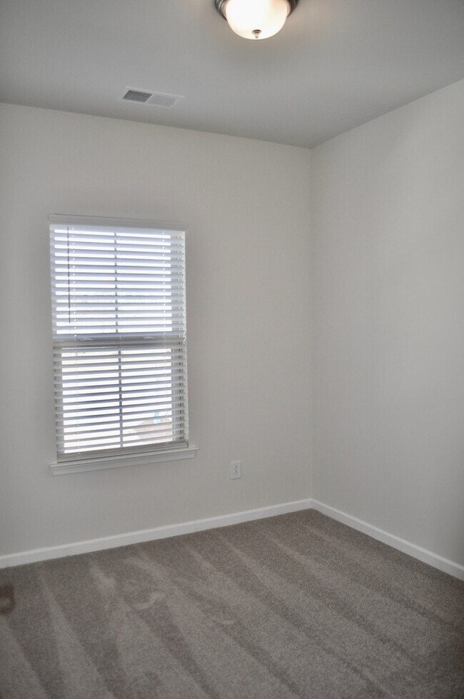 Building Photo - Beaver Creek Commons 3 Bed | 3.5 Bath Town...