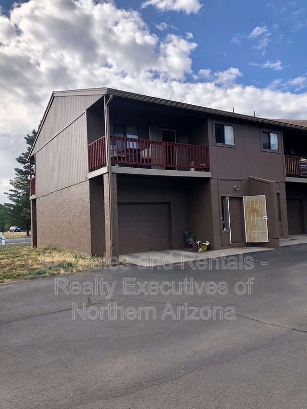 Building Photo - 2860 N Fairview Dr