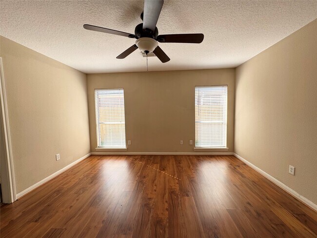 Building Photo - 7210 Greenwood Point Dr