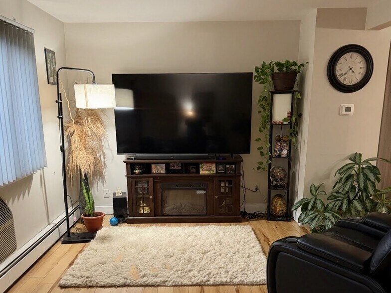 Building Photo - 331 Cricket Ln