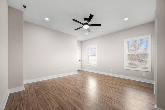 Building Photo - 454 E State St