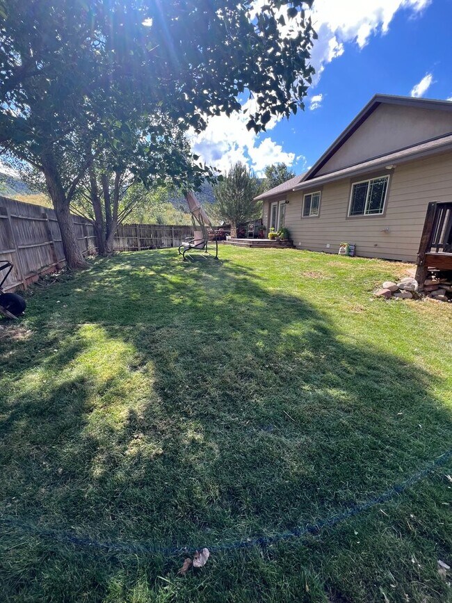 Building Photo - Three Bedroom Two Bath In Park East Subdivision