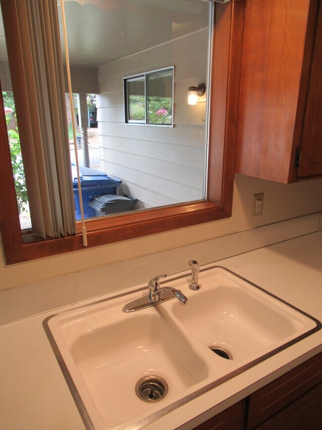 Building Photo - Three Bedroom Duplex in South Salem