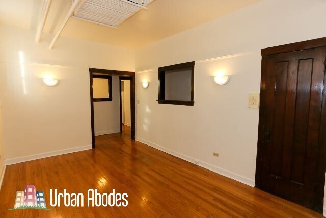 Building Photo - 824 W Waveland Ave