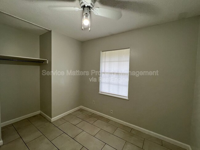 Building Photo - 1003 Space Cir