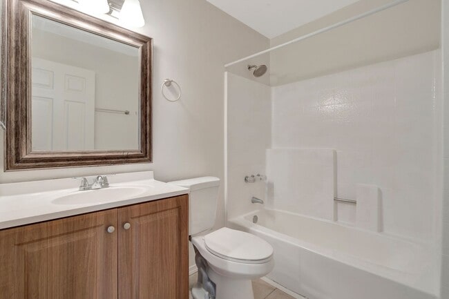 Building Photo - Thousand Oaks- Three Bedroom Condo