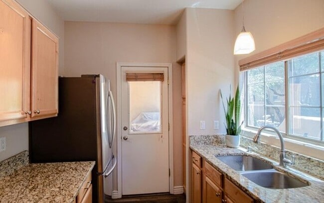 Building Photo - Gorgeous 2/2.5 condo for rent in Scottsdale.