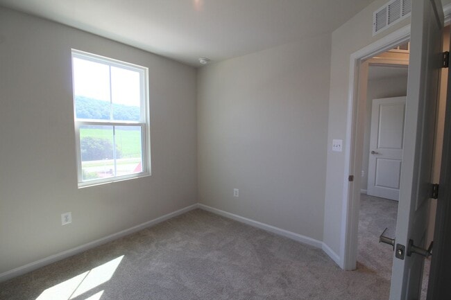 Building Photo - Never-Lived-In Luxury: Modern 3-Level Living + Garage in Orchard Ridge