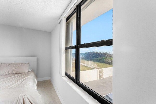 Building Photo - 5480 N Ocean Dr