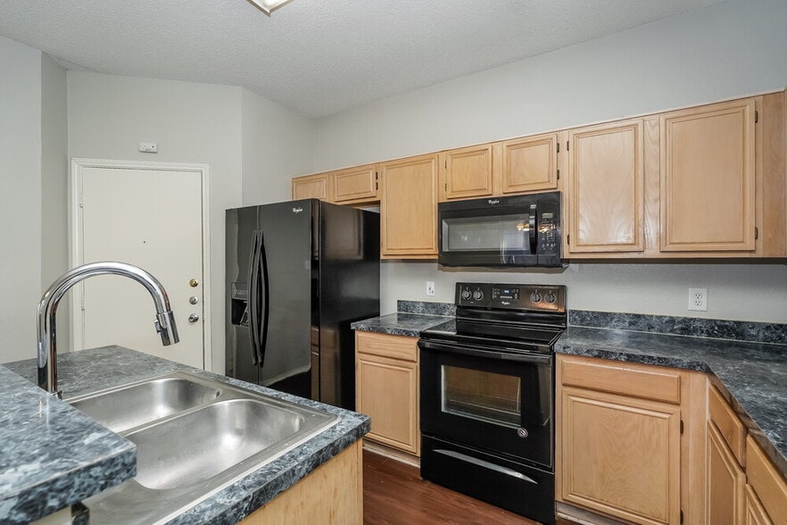 Building Photo - 903 Crestwood Dr