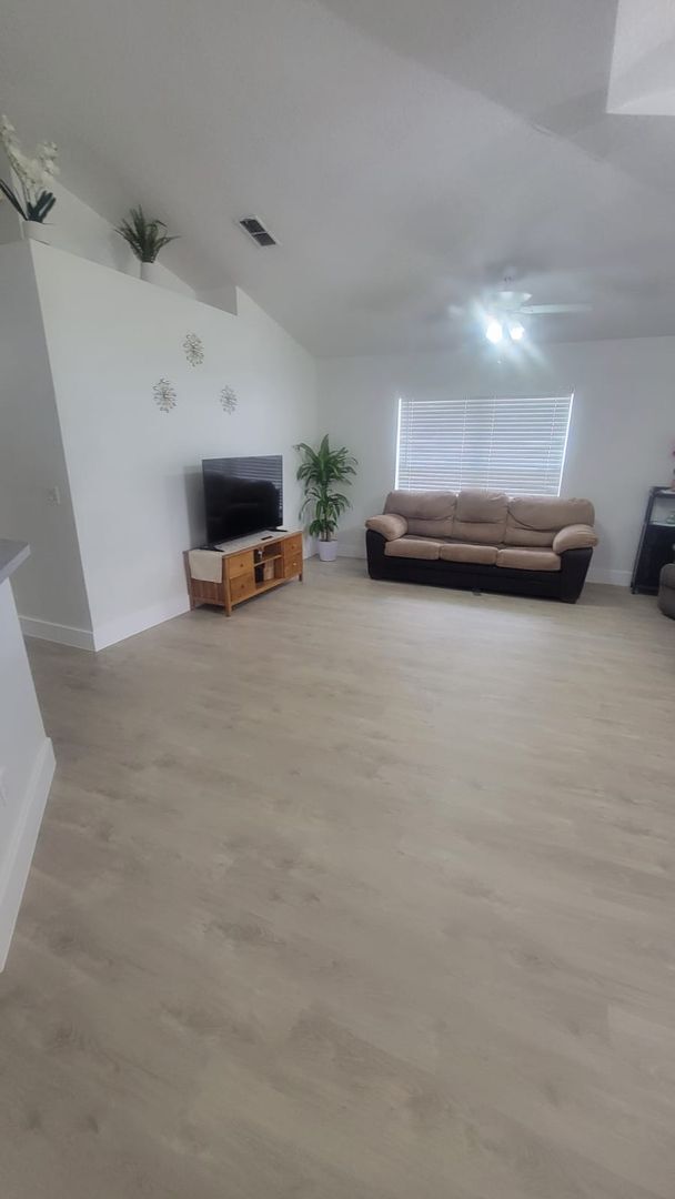 Building Photo - Corner of Curry Ford and Goldenrod 3 bedroom 2 baths and one car garage