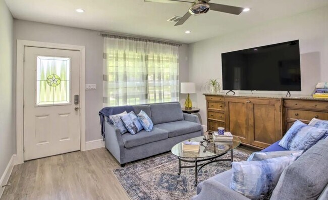 Building Photo - 5215 Cosby St