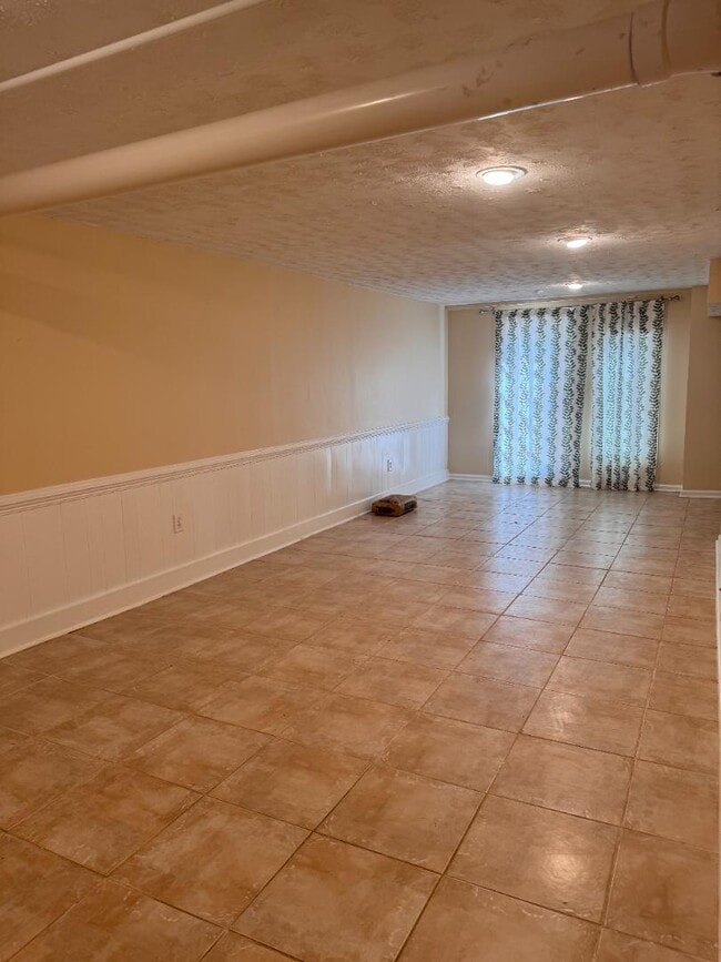 Building Photo - 2002 E Drew Valley Rd NE