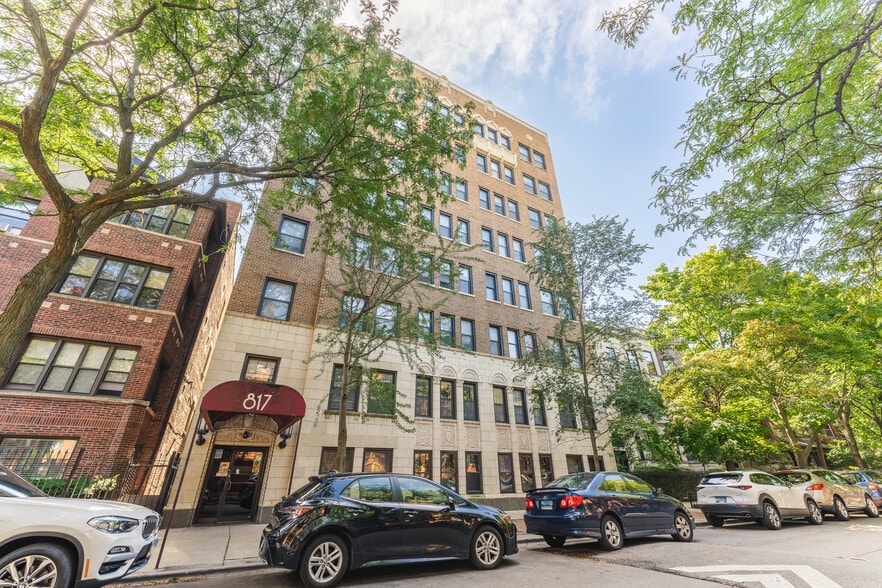 Building Photo - 818 W Lakeside Pl