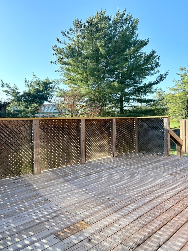 Building Photo - 747 Steeplechase Way