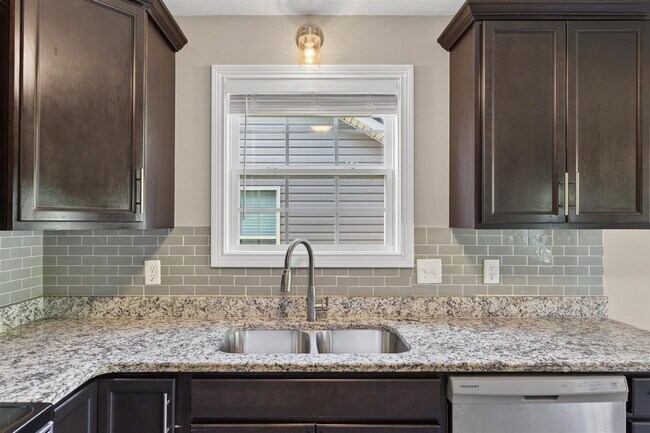 Building Photo - Pet Friendly Three Bedroom!