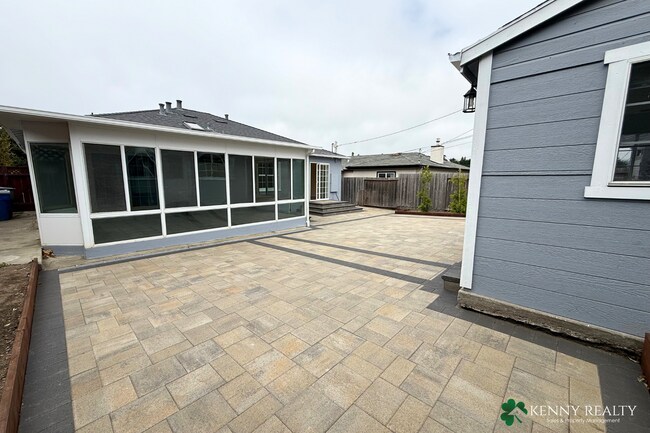 Building Photo - 136 Rosewood Way