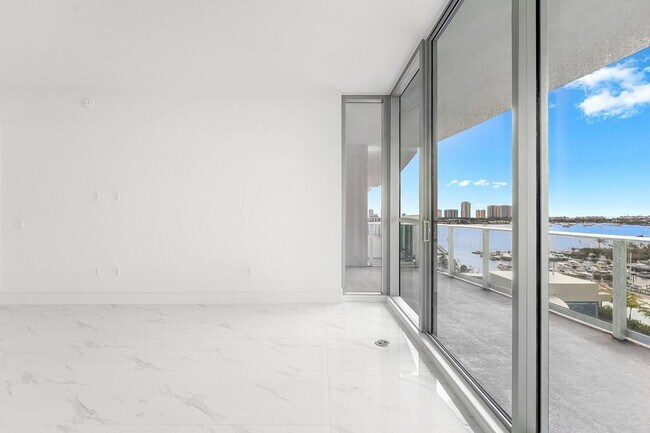 Building Photo - 220 Lake Shore Dr