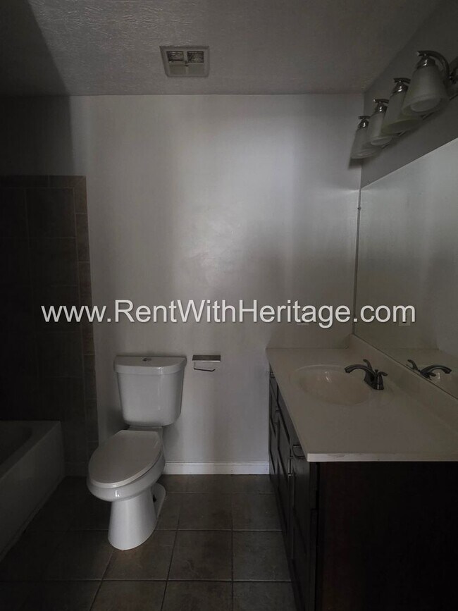 Building Photo - Georgous 3 Bedroom, 2 Bath home with lots of upgrades