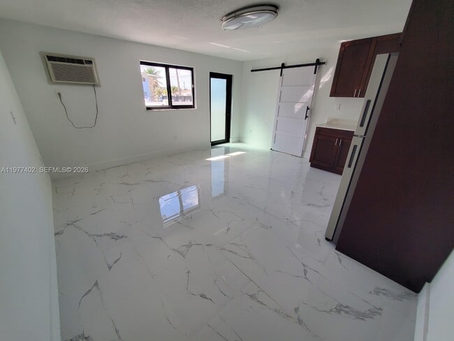 Building Photo - 920 SE 8th St