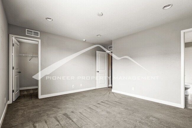 Building Photo - Lovely Townhome with Central AC and Washer/Dryer!