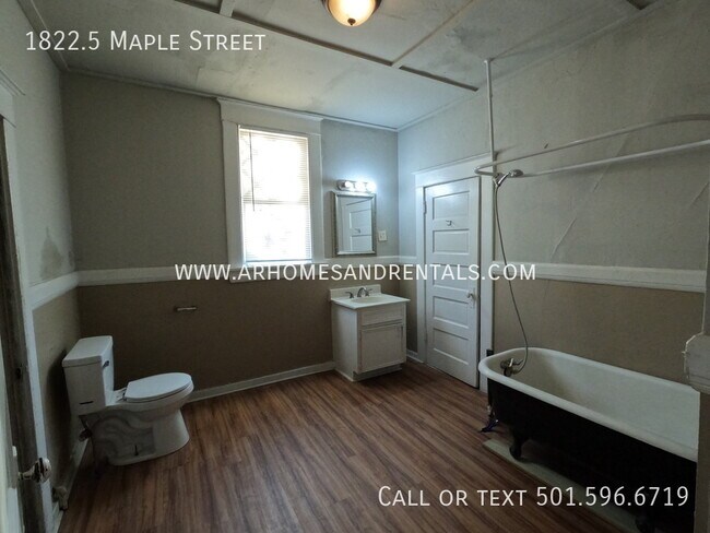 Building Photo - 1822.5 Maple St
