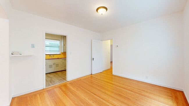 Building Photo - Charming 2 Bedroom Oakland Unit!