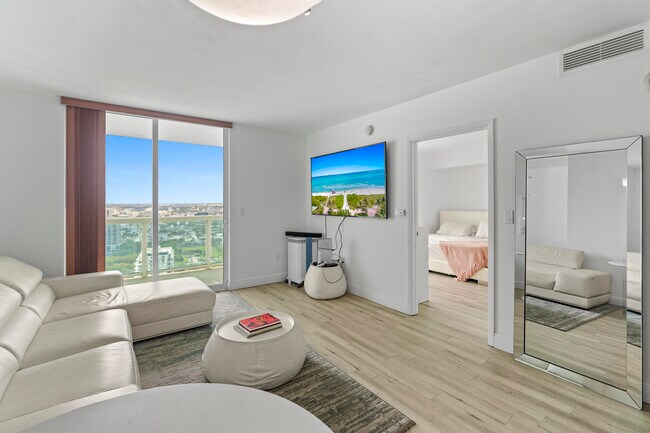 Building Photo - 1800 N Bayshore Dr