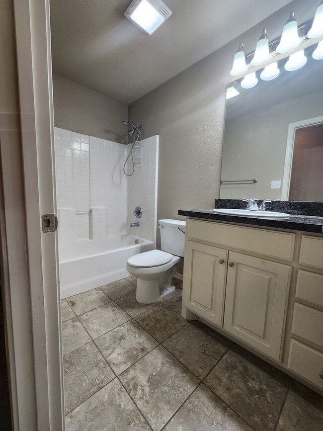 Building Photo - Beautiful 4 bedroom