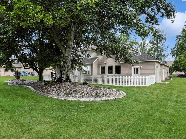 Building Photo - 4 Bedrooms Plus an Office Steps from the R...