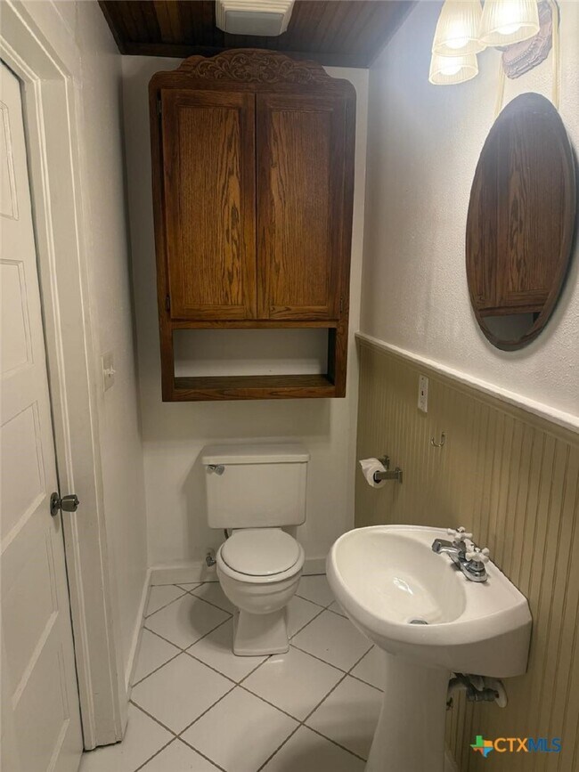 Building Photo - 724 N Beal St