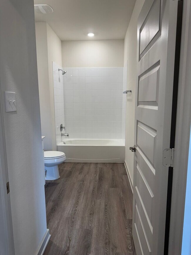 Building Photo - Ready for move-in! Spacious 4-bedroom, 3-b...