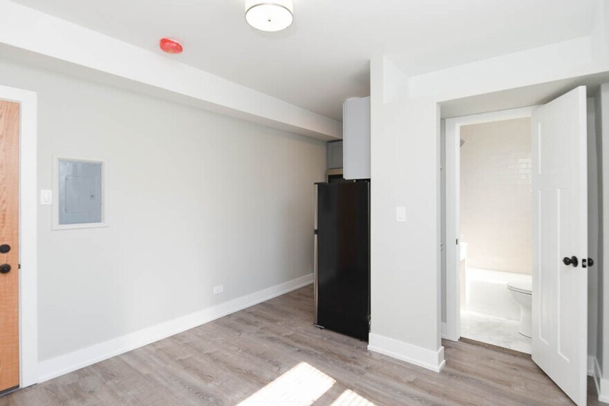 Building Photo - 501 W Belmont Ave