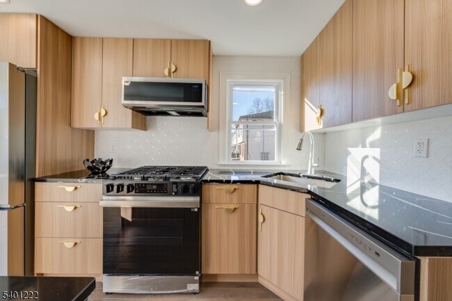 Building Photo - 21 Lombardy Pl