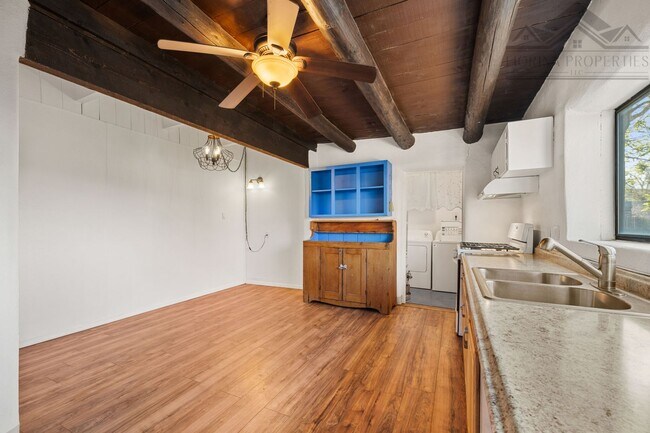 Building Photo - Rustic Santa Fe Charm on Kathryn Ave.