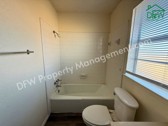 Building Photo - 1021 Pleasant Valley Ln