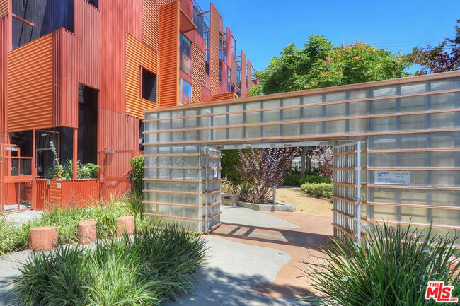 Building Photo - 1140 N Formosa Ave