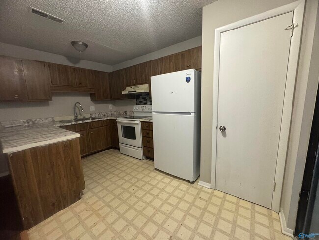 Building Photo - 2703 Lantern Walk SE