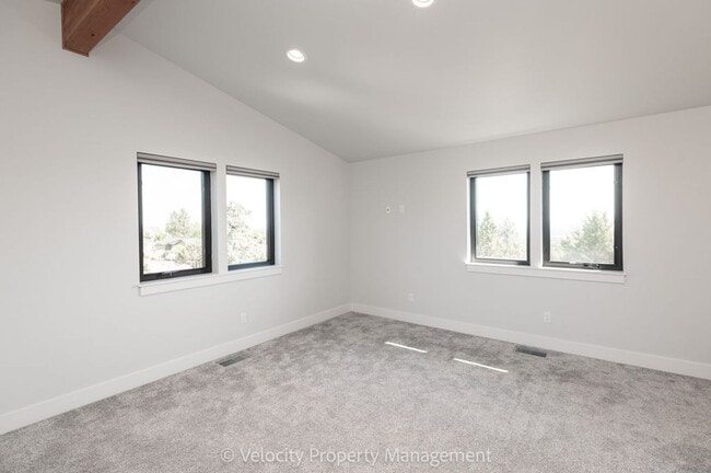 Building Photo - Stunning Home in Eagle Crest Resort Commun...